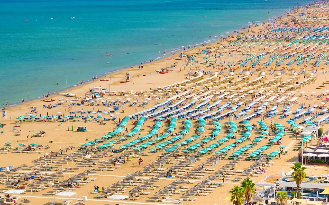 Come risparmiare sulle vacanze estive: strategie consigliate dagli esperti Come risparmiare sulle vacanze estive: strategie consigliate dagli esperti